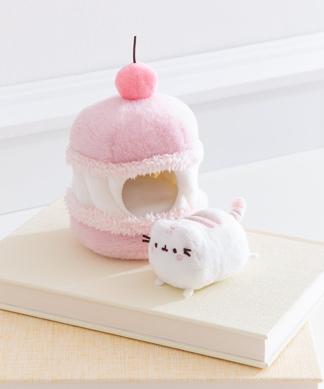 Cerise マカロンバニーぬいぐるみ ストロベリー＆フューシャ Pusheen Sweets Cherry Macaron Plush 2-pc Environment – Pusheen Shop
