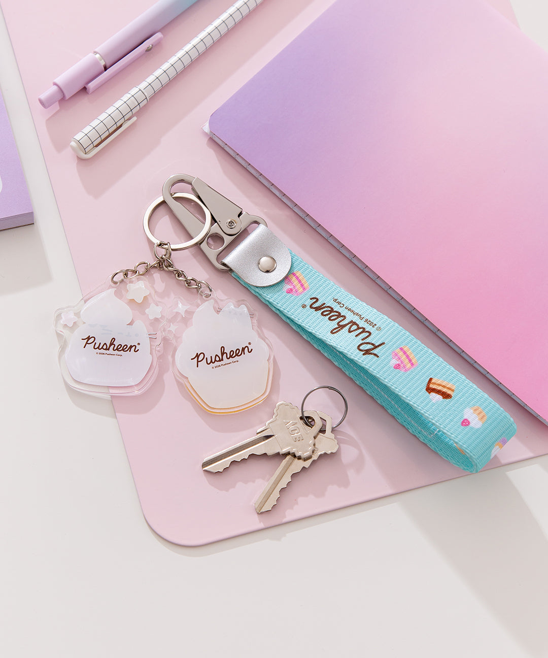 キーホルダー・アクリルキーホルダー Ado x Pusheen Acrylic Key Chain 3 type Pusheen Cupcake Keystrap – Pusheen Shop